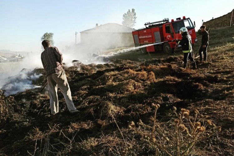 Van'da ot yığını alev alev yandı