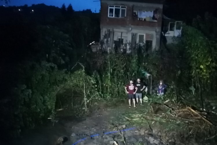 Taşan dere suları nedeniyle evlerinde mahsur kalan aile kurtarıldı
