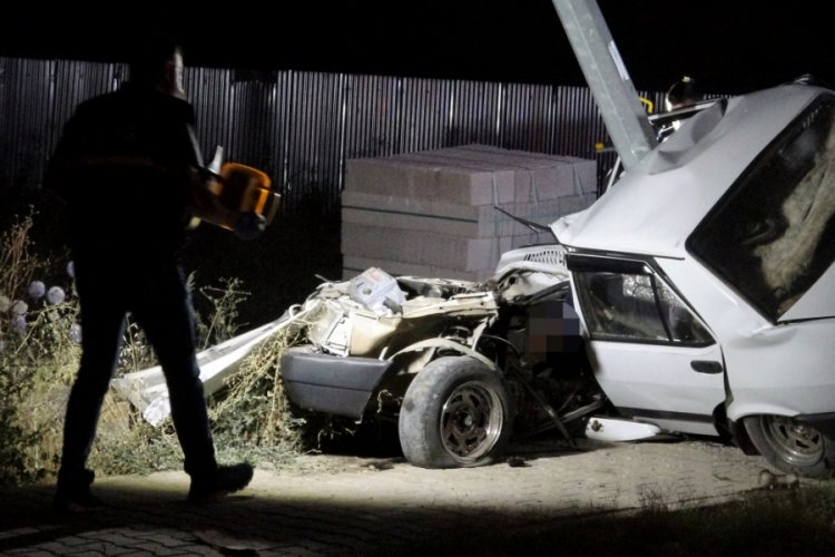 Otomobili ile aydınlatma direğine çarptı! 1 ölü