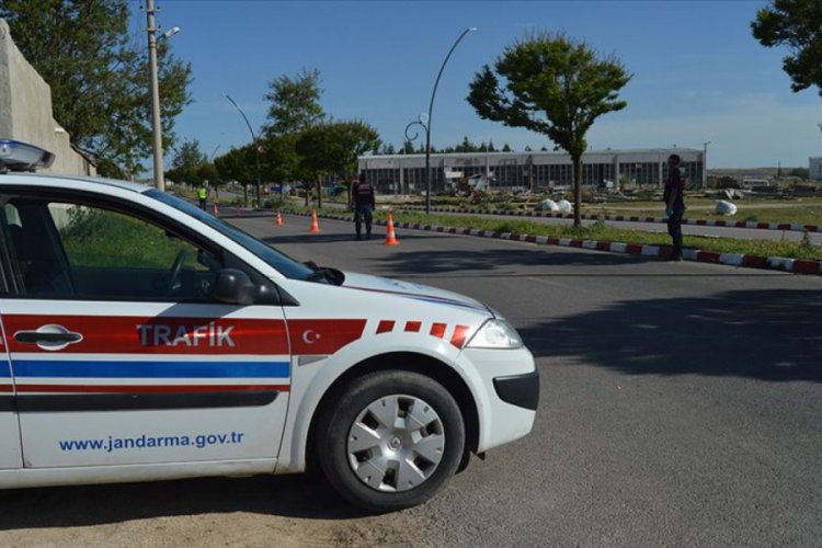 Karantinada olması gereken aile tatile giderken jandarma ekibince yakalandı