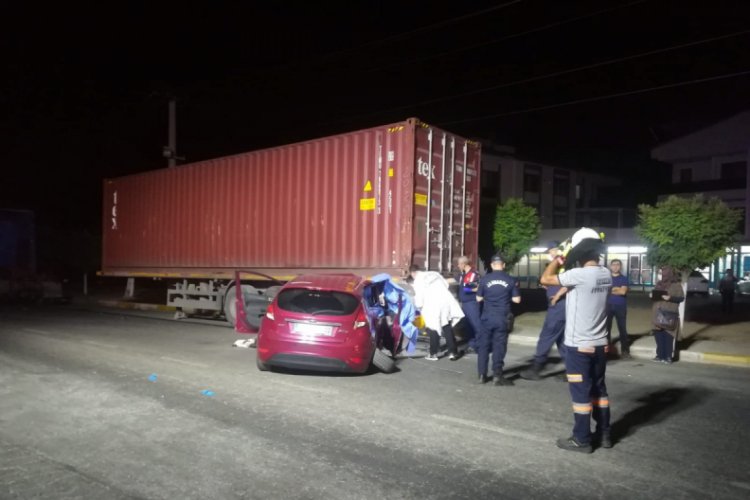 İzmir'de otomobil yol kenarındaki tır dorsesine çarptı