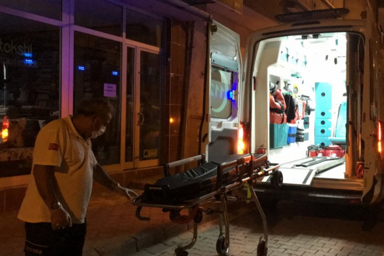 Balkondan atlayan zihinsel engelli genci yoldan geçen vatandaş tuttu