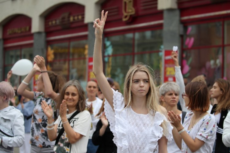 Belarus'ta kadınlar sokaklara indi