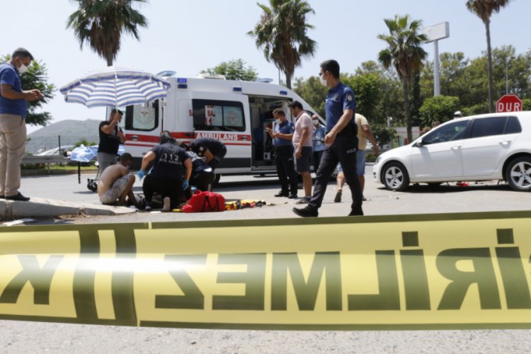 Kaza yapan genci güneşten branda ve şemsiyeyle korudular