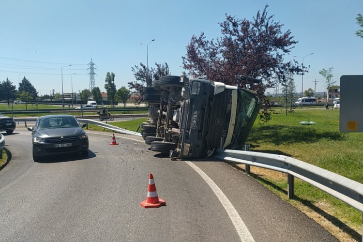 Bursa'da beton yüklü kamyon bariyerlere çarparak yan yattı