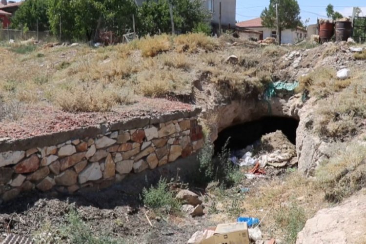 Belediye işçileri kazı yaparken mağara buldu