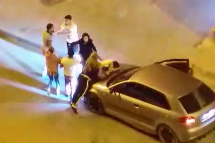 Cami duvarına tuvaletini yapan kişiyi uyardı, kafasında şişe kırdılar
