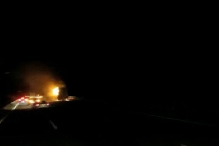 Bursa'da kağıt yüklü TIR'ın dorsesi yandı