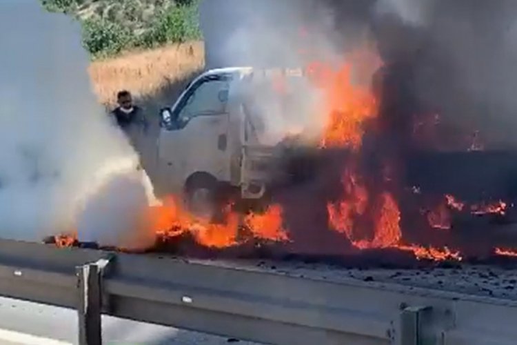 Bursa'da hareket halindeyken yangın çıkan kamyonet, kullanılmaz hale geldi