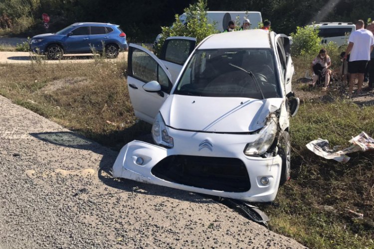 Bursa'da takla atan otomobilin sürücüsü yaralandı