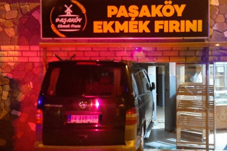 Kontrolden çıkan minibüs ekmek fırınına girdi