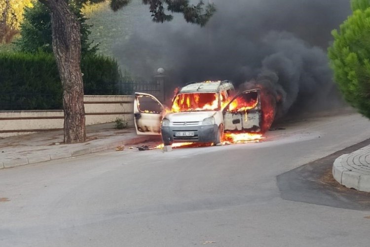 Denizli'de bir araç alev alev yandı