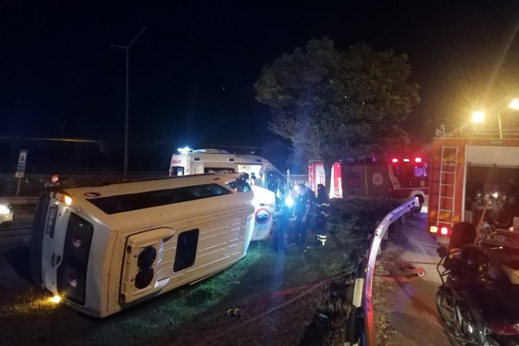 Güvenlik görevlilerini taşıyan minibüs servisi devrildi