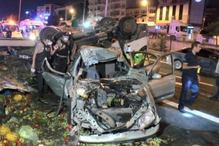 Kamyonet ile otomobil çarpıştı: 5 yaralı