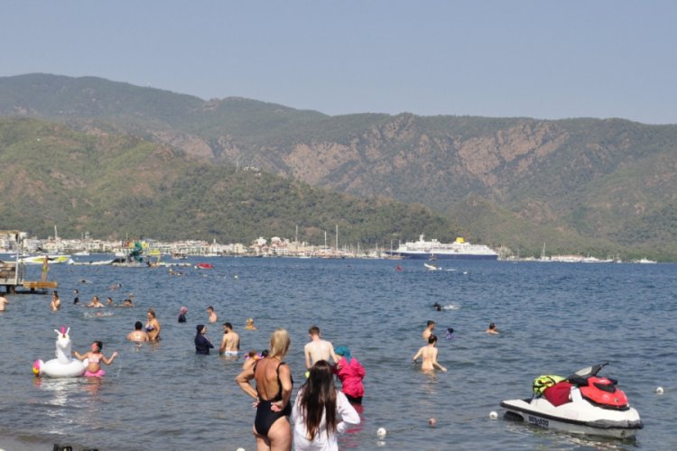Yabancı turistler gelmeye başladı, Marmaris plajları doldu
