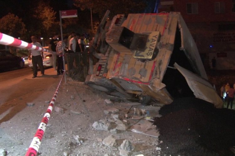 Ümraniye'de kamyon devrildi: 1 yaralı