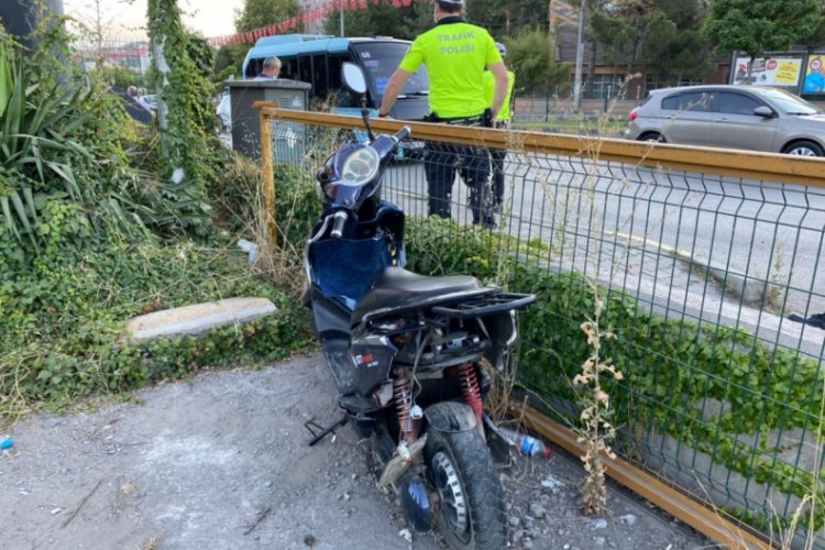 Otomobilin çarptığı motosiklet sürücüsü 100 metre sürüklendi