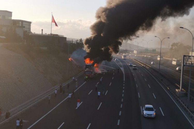 Seyir halindeki yolcu otobüsü yandı