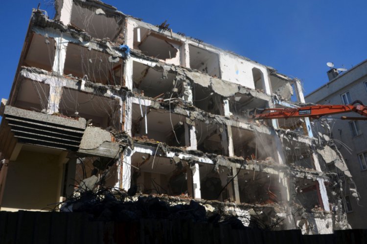 Gölcük Depremi'nde hasar gören apartman 21 yıl sonra yıkıldı