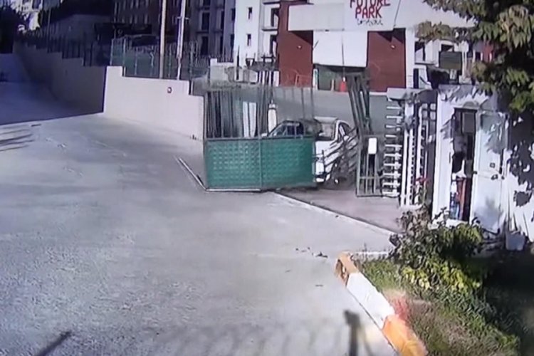 Yönetime kızdı, otomobille site kapısını yerinden böyle söktü