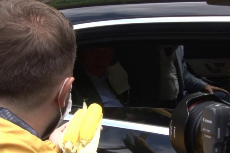 Cumhurbaşkanı Erdoğan'dan basın mensuplarına mısır ikramı