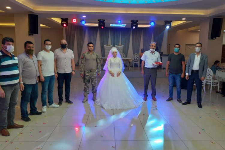 Bursalı uzman çavuş, düğününde damatlık yerine üniforma giydi