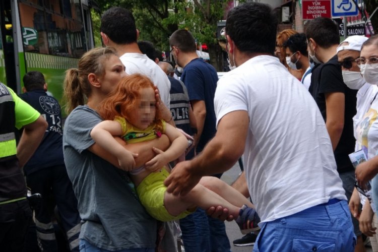 Halk otobüsünün çarptığı anne ve kızı metrelerce sürükledi