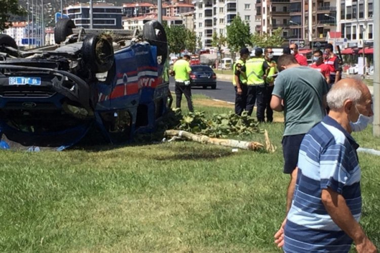 Otomobil ile çarpışan jandarma minibüsü takla attı: 3 yaralı