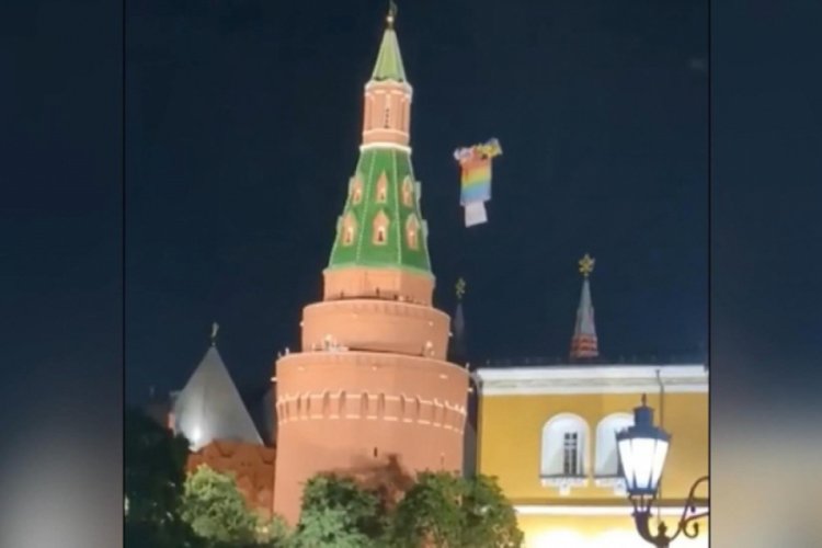 Kremlin Sarayı üzerinde LGBT bayrağı uçurdular