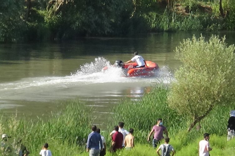 Serinlemek için girdiği suda boğuldu