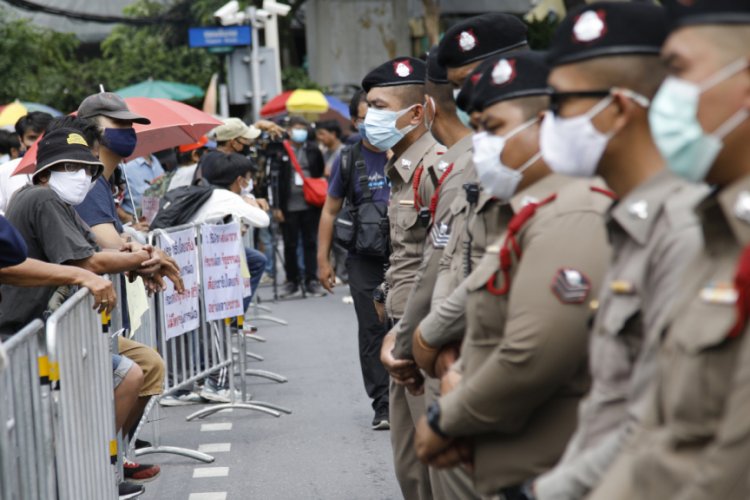 Tayland'da halk sokağa indi