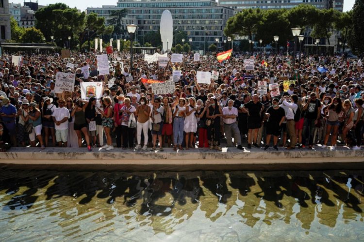 İspanya'da Covid-19 önlemleri maskesiz protesto edildi