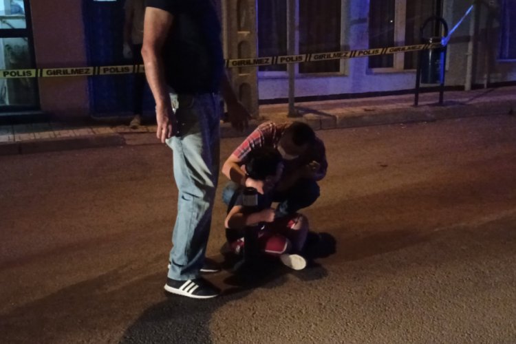 Annesinin bıçaklandığı yerde gözyaşı döken çocuk yürek dağladı...