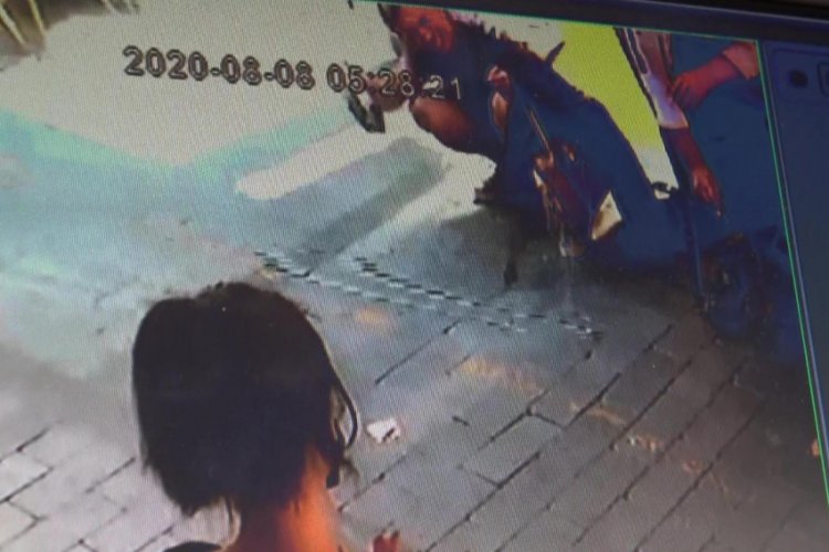 Sokak ortasında tuvaletini yapan kadın kimseye aldırmadı!
