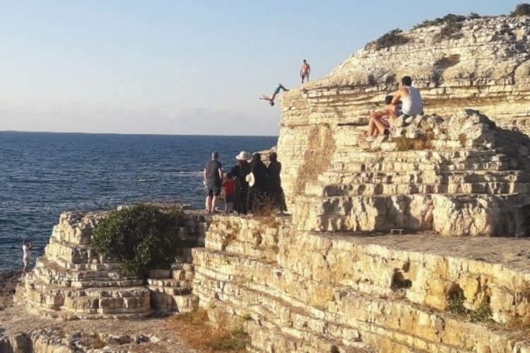 Metrelerce yükseklikteki kayalardan denize tehlikeli atlayış