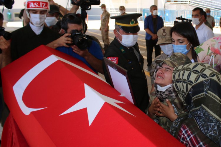 Sudenaz, parkasını giydiği şehit babasının tabutuna sarılarak gözyaşı döktü