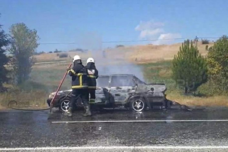 Seyir halindeki otomobil alev alev yandı