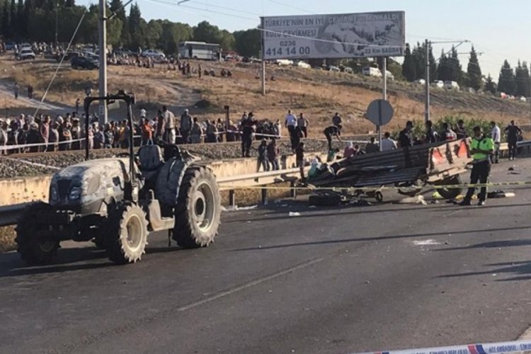 Traktör römorkundan yola savruldular: 2 ölü, 9 yaralı