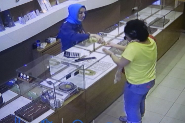 15 bin liralık sahte altın kolye dolandırıcılığı kamerada