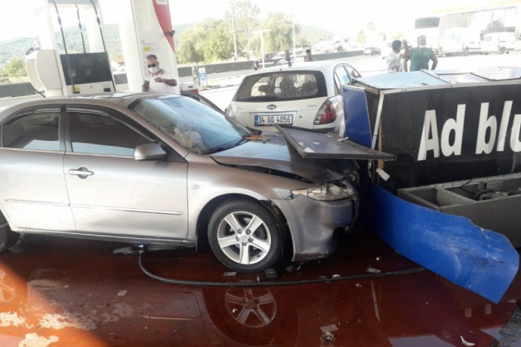 Otomobil akaryakıt istasyonuna girdi: 2 yaralı