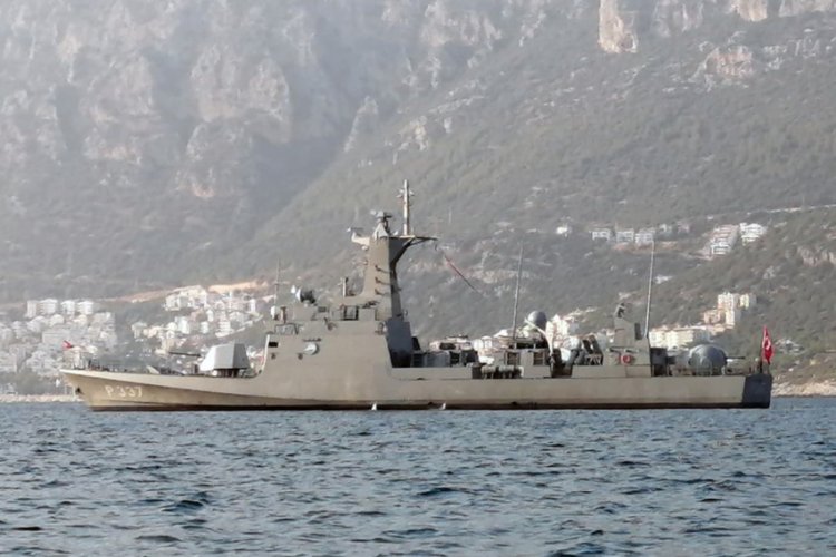 Kaş'ta Türk ve Yunan fırkateynlerinin bekleyişi sürüyor