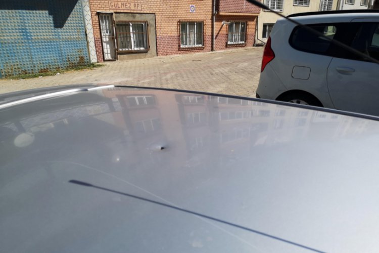 Yorgun mermi, aracın tavanına isabet etti