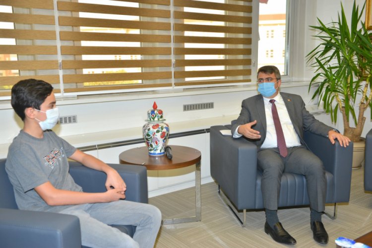 Bursa Yıldırım Belediye Başkanı Yılmaz, LGS Türkiye birincisini ağırladı