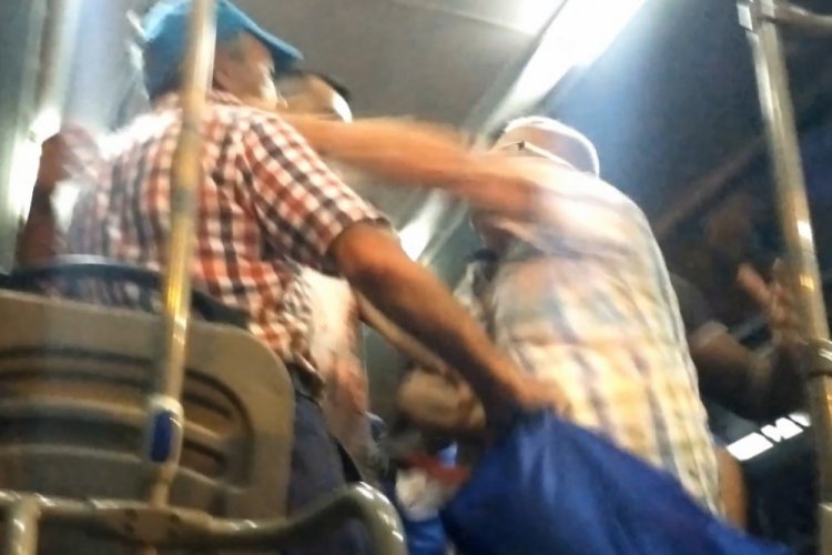 Minibüste yaşlıların maske kavgasında yumruklar konuştu