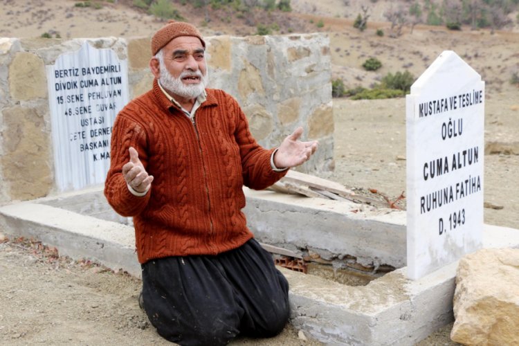 Kendi kazdığı mezarına defnedildi