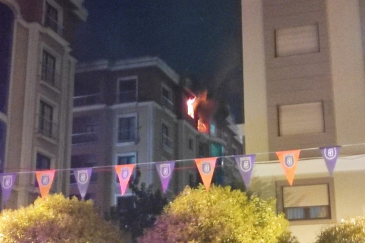 İstanbul'da bir sitenin içinde korkutan yangın