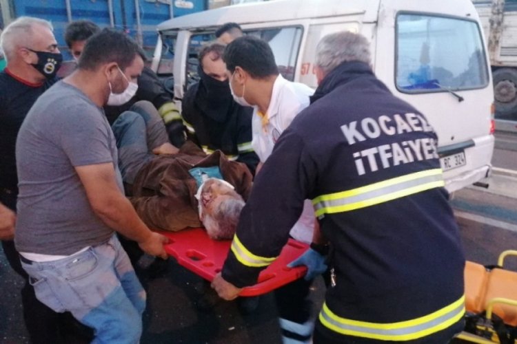 Tıra çarpan minibüsün sürücüsünü sıkıştığı yerden itfaiye ekipleri kurtardı
