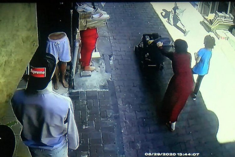 Yolcu minibüsü ara sokakta bebek arabasına çarptı