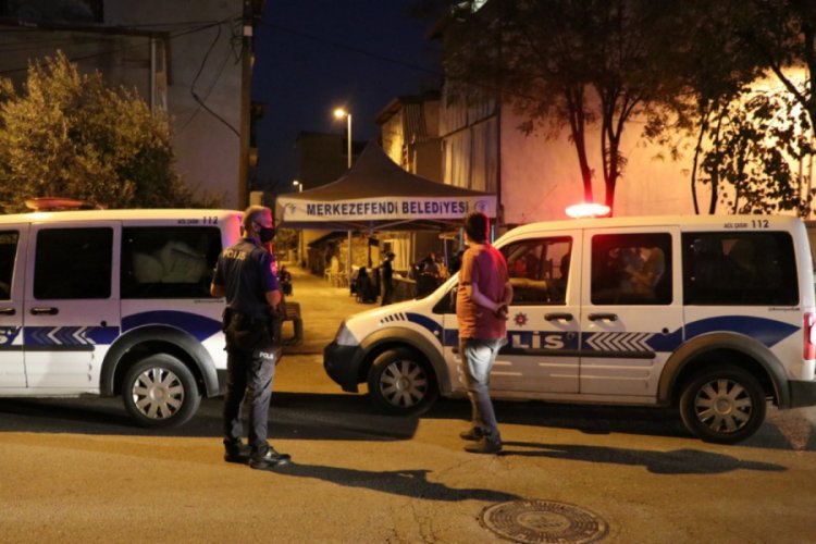 Koronavirüsten ölen kişinin evinin önüne taziye çadırı kuruldu
