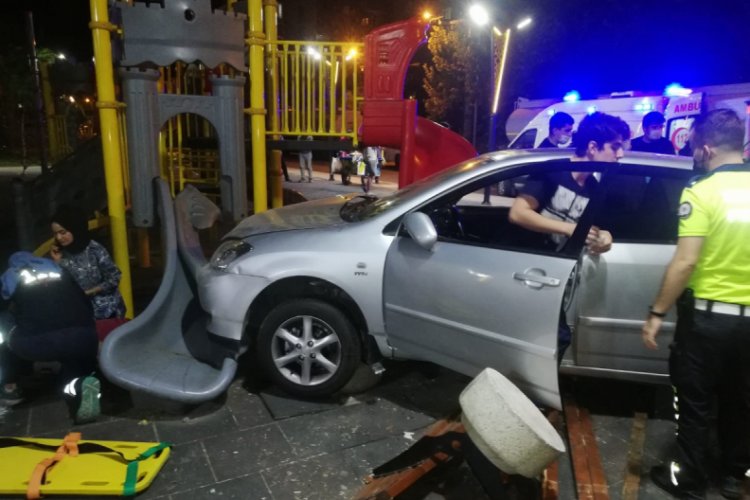 Otomobil çocuk parkına daldı